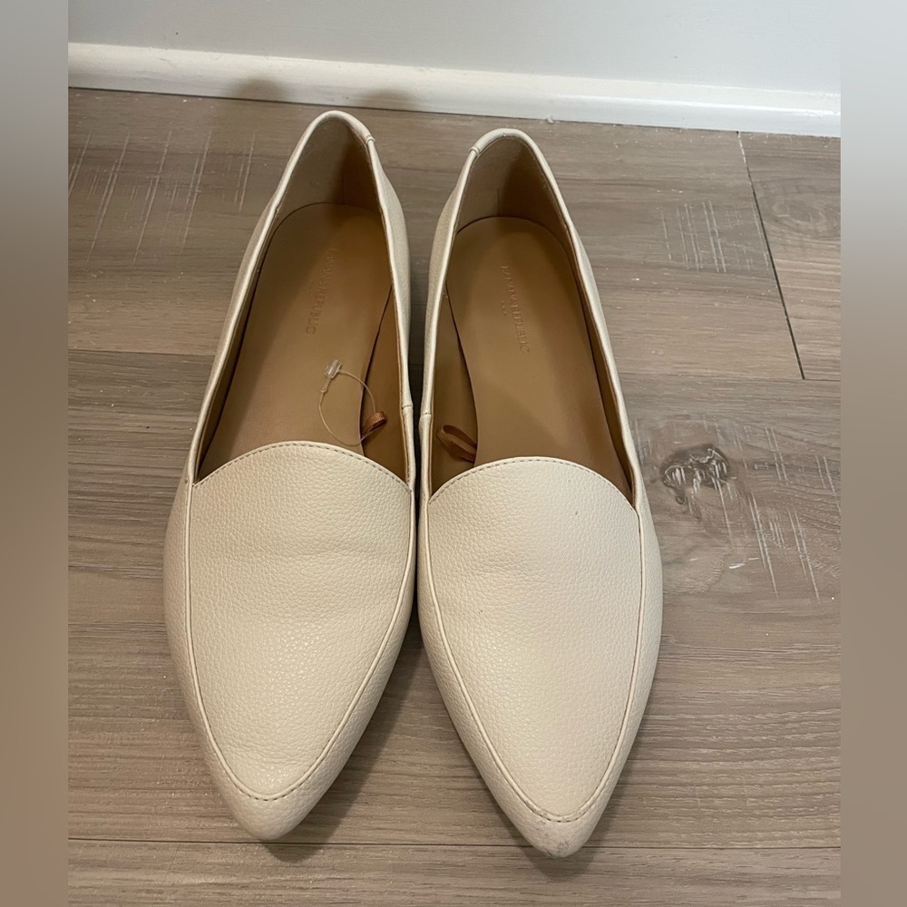 Banana Republic Size 6 Ivory Flat Ballerina Shoes - Picture 2 of 4